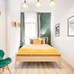 Central And Cozy - In Vivid Neighbourhood