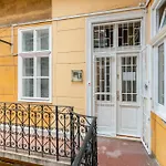 Central And Cozy - In Vivid Neighbourhood