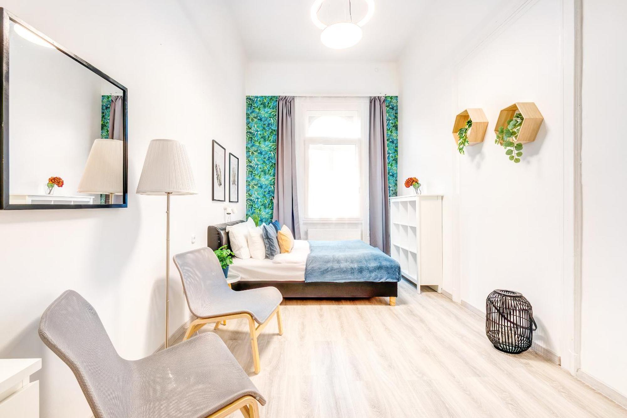 Central And Cozy - In Vivid Neighbourhood Apartment