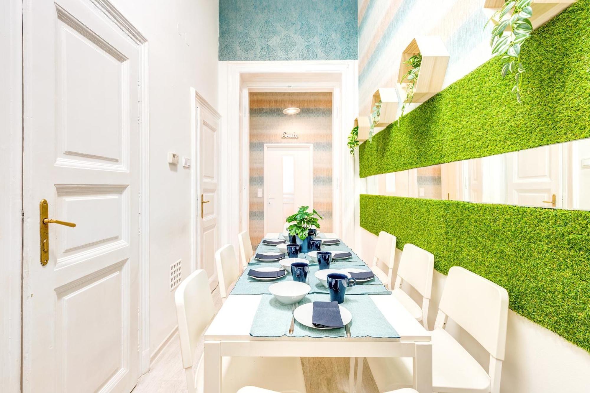 Central And Cozy - In Vivid Neighbourhood Apartment *