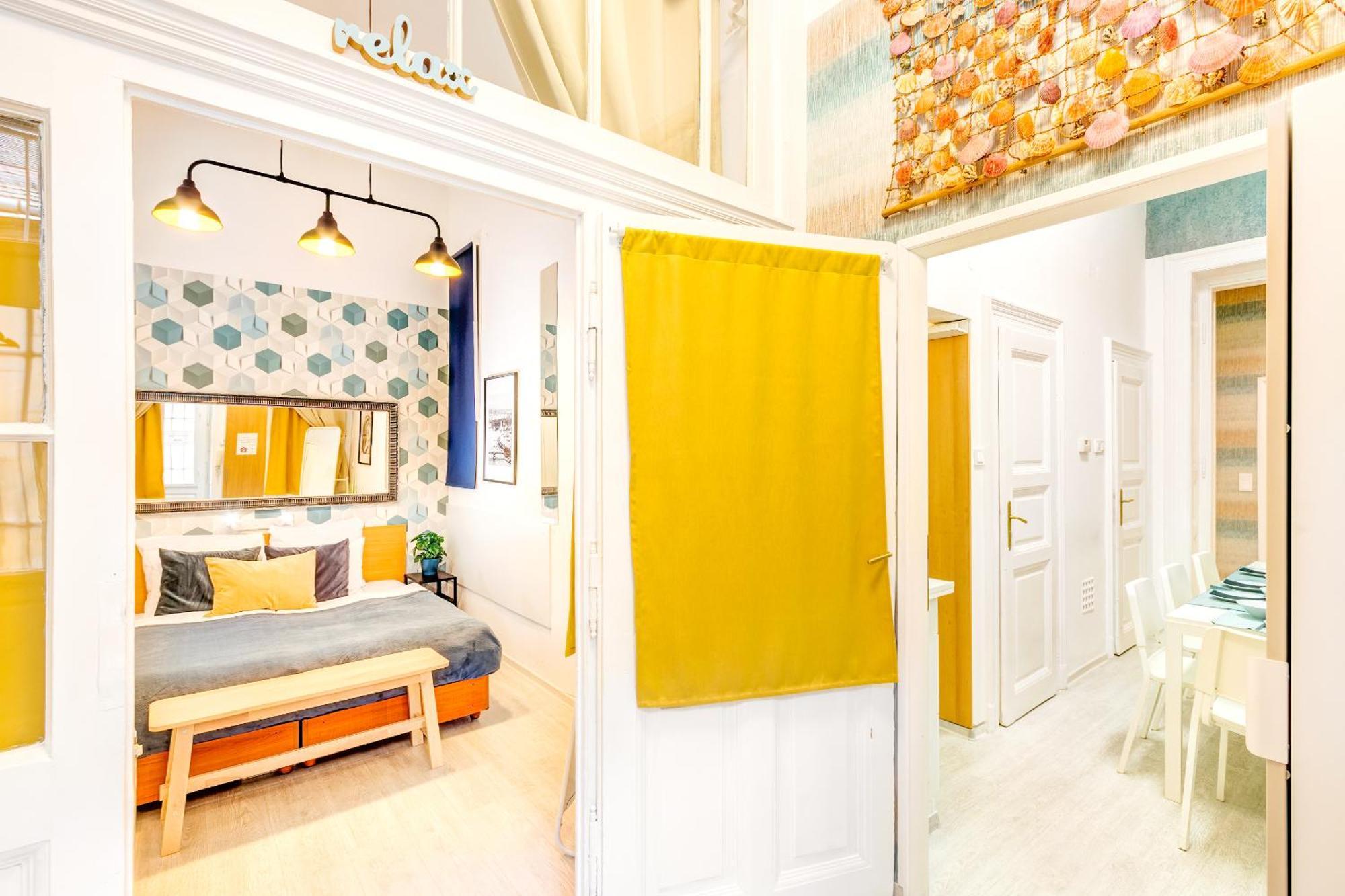 Central And Cozy - In Vivid Neighbourhood Apartment