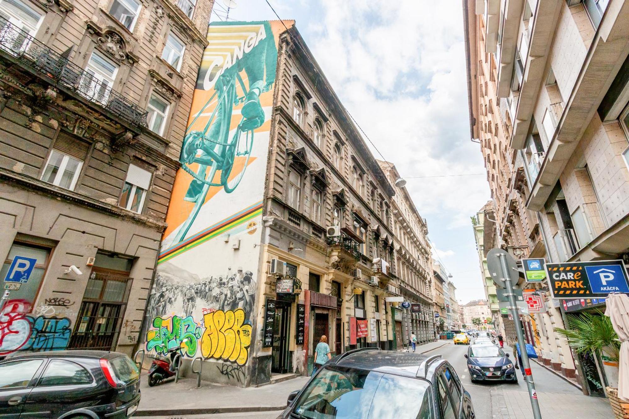 Apartment Central And Cozy - In Vivid Neighbourhood *